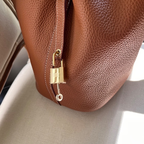 Fashion Fun Tan Leather Bucket Bag with Gold Tone  Lock and Key - Picture 13 of 13
